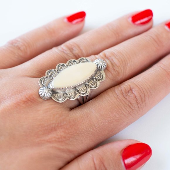 Sterling Silver Native American Mother of Pearl Ring - Picture 3 of 3